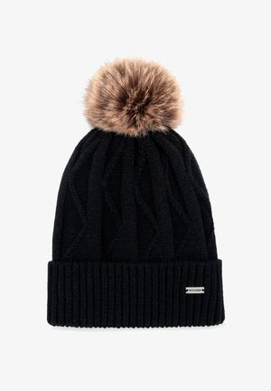 Czarna dzianinowa czapka z teksturowanym wzorem diamentu, z futrzanym pomponem na górze i ściągaczem na dole. Mała biała metka u podstawy.