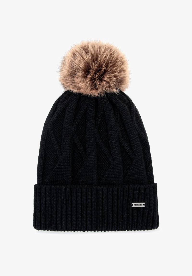 Czarna dzianinowa czapka z teksturowanym wzorem diamentu, z futrzanym pomponem na górze i ściągaczem na dole. Mała biała metka u podstawy.