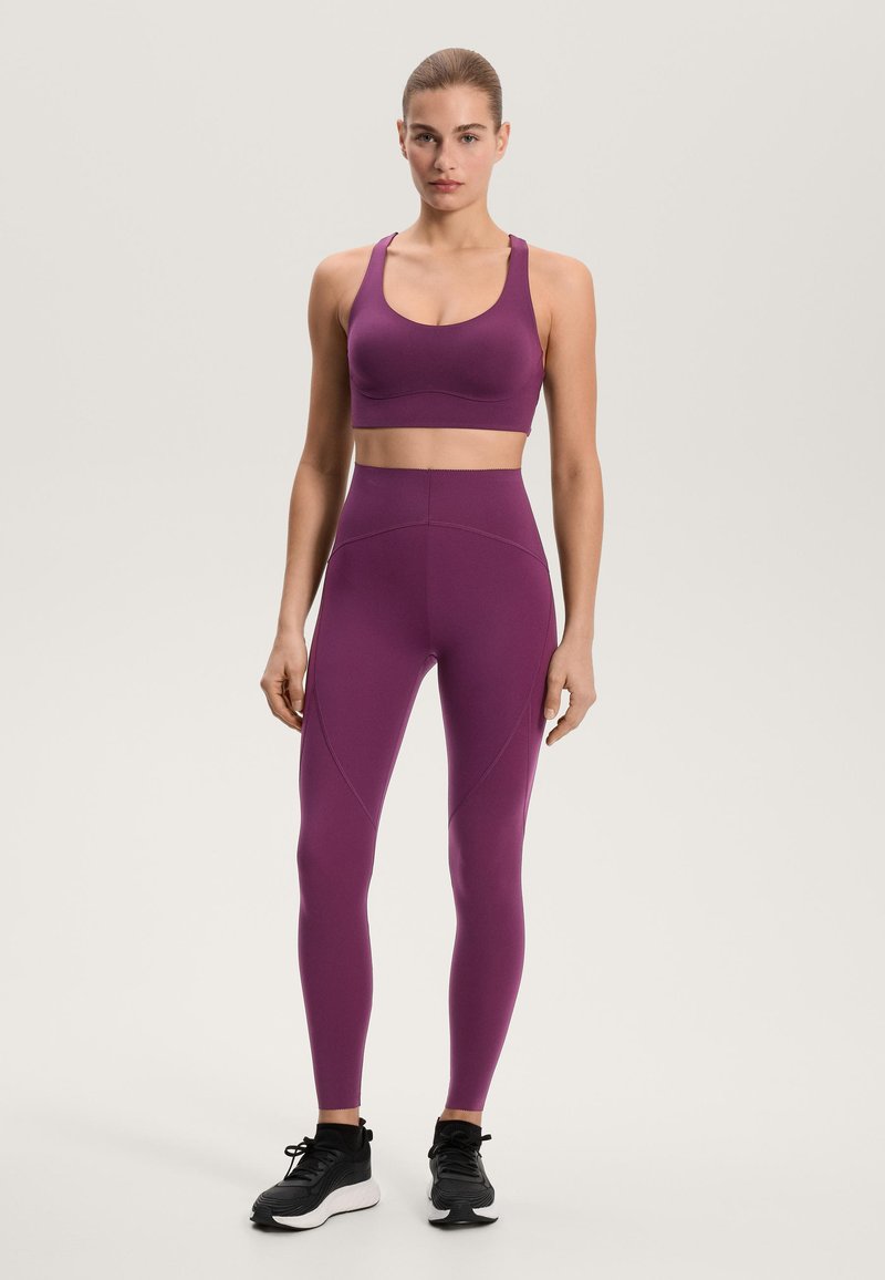 OYSHO MEDIUM-SUPPORT COMPRESSIVE WITH CUPS - Športová podprsenka so strednou podporou - dark red