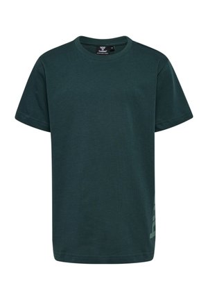 Donkergroene t-shirt met korte mouwen, gemaakt van soepel katoen, met een subtiele logo-opdruk in een lichtere tint aan de onderzijde rechts.