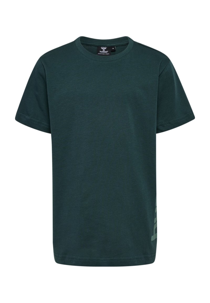 Mørkegrøn, kortærmet t-shirt lavet af glat bomuld, med et subtilt logo print i en lysere nuance i nederste højre hjørne.