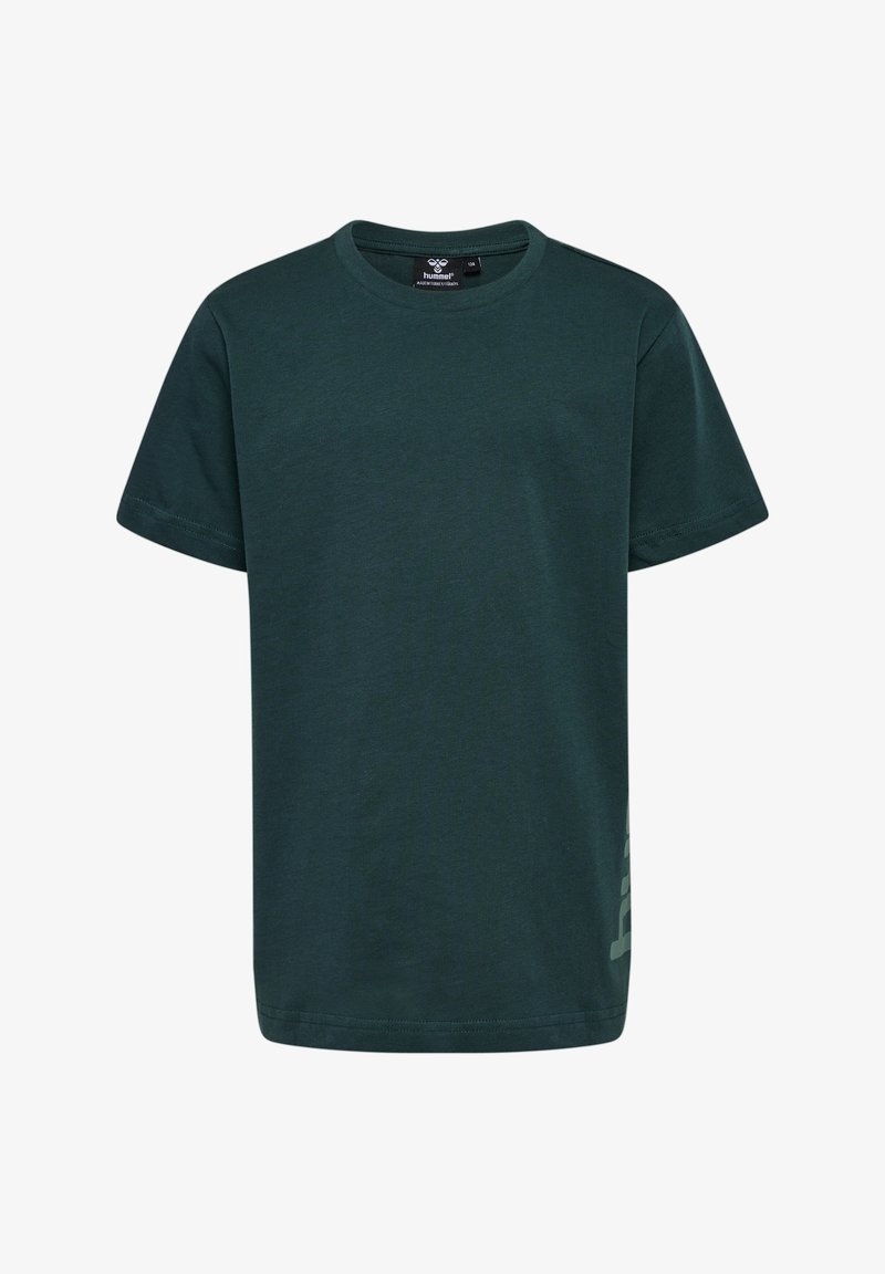 Dunkelgrünes, kurzärmliges T-Shirt aus glattem Baumwollmaterial, mit einem dezenten Logo-Druck in einer helleren Farbe auf der unteren rechten Seite.