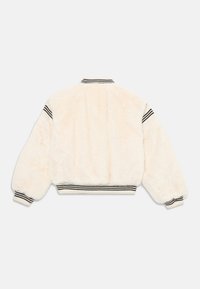 Bomber jacket de color crema con una textura de piel suave, que presenta un cuello y puños de canalé a rayas en blanco y negro.