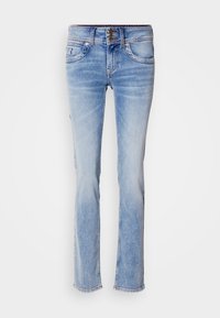 Ανοιχτό μπλε τζιν παντελόνι με εφαρμοστή μέση, κλείσιμο με δύο κουμπιά και διακριτική φθορά. Διαθέτει πέντε τσέπες και ραφές κατά μήκος των ραφών.