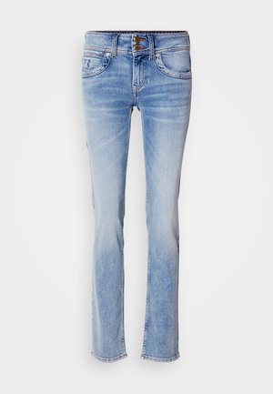 Jeans en denim bleu clair avec une taille ajustée, fermeture à deux boutons et décoloration subtile. Comprend cinq poches et des coutures décoratives le long des coutures.