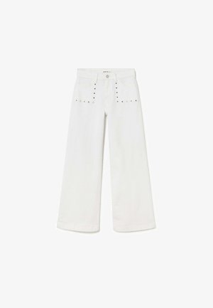 Pantalones blancos de pierna ancha con bolsillos delanteros adornados con pequeñas tachuelas metálicas y cierre de botón en la cintura.