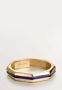 Pulsera hexagonal en tono dorado con un acabado suave y una franja de esmalte azul que corre por el centro. Diseño pulido y elegante.