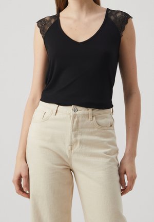 Czarny top bez rękawów z koronkowymi akcentami na ramionach, z dekoltem w serek i miękką teksturą, zestawiony z jasnobeżowymi dżinsami z wysokim stanem.
