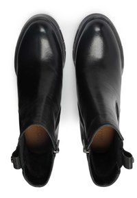 Stivali alla caviglia in pelle nera con finitura liscia, punta arrotondata, zip laterali e un tacco leggero, caratterizzati da ritagli per un design moderno.