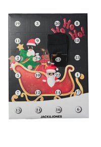 Adventskalender met een zwarte achtergrond, met een rode slee, de Kerstman, rendieren en een kerstboom. Inclusief genummerde deurtjes voor verrassingen.