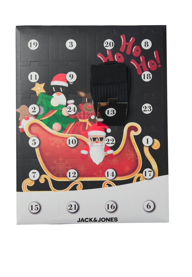 Adventskalender met een zwarte achtergrond, met een rode slee, de Kerstman, rendieren en een kerstboom. Inclusief genummerde deurtjes voor verrassingen.