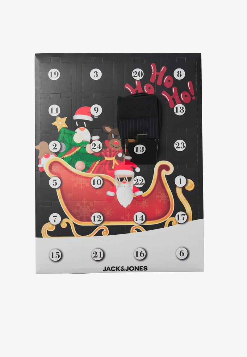 Calendrier de l'Avent avec un fond noir, mettant en scène un traîneau rouge, le Père Noël, des rennes et un sapin de Noël. Comprend des portes numérotées pour des surprises.
