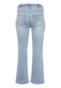 Jeans de mezclilla de corte acampanado en azul claro con una textura suave, cinco bolsillos y costuras en contraste. La parte trasera presenta dos bolsillos curvados y angulados.