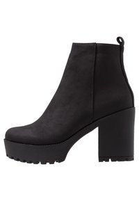 Stivaletti alla caviglia neri in suede sintetico con tacco largo, punta tonda, cerniera laterale e suola in gomma testurizzata per una buona aderenza.