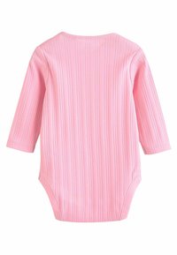 Långärmad bodysuit i mjukt, ribbat rosa tyg. Har en bred rund halsringning och tryckknappar i botten för enkel påklädning.
