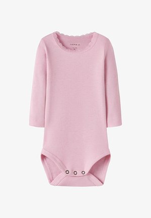 Body rosa a maniche lunghe con costine, caratterizzato da un collo a girocollo ondulato e chiusure a scatto sul fondo. Tessuto morbido con una finitura testurizzata.