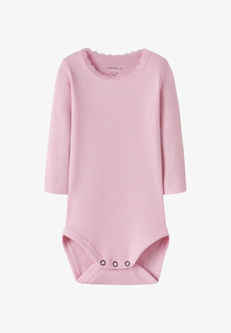 Rožinė storos juostos ilgos rankovės bodžio su banguota apykakle ir spaudėmis apatinėje dalyje. Minkšta medžiaga su tekstūruotu paviršiumi.