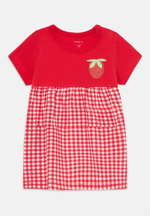 Piros pamut ruha rövid ujjakkal, eper motívummal és piros-fehér kockás mintával a szoknyán.