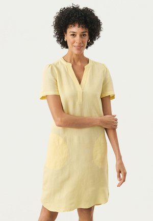Gelbes Leinenkleid mit kurzen Ärmeln, V-Ausschnitt und runden Taschendetails. Glatte Textur und knielanges Design.