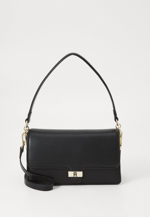 Bolso de mano de cuero negro con forma rectangular, que cuenta con un cierre dorado, asa superior y correa para el hombro desmontable. Textura suave.