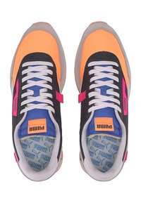 Paire de baskets Puma avec des accents orange, noir, bleu et rose, des lacets blancs et des semelles intérieures marquées, vues de dessus.