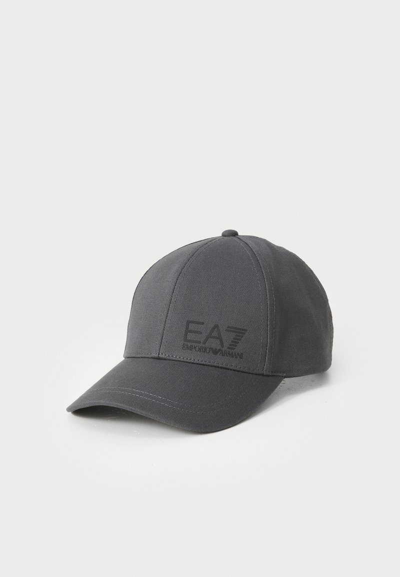 Grå baseballcap laget av stoff med strukturert design, med en buet skjerm og en subtil EA7-logo i svart på forsiden.