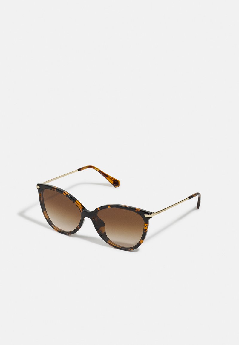 Ochelari de soare tip cat-eye cu ramă de țestoasă, lentile în degrade de culoare brună și accente aurii pe temple. Design ușor, cu textură netedă.