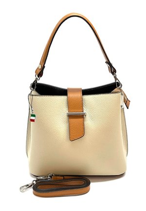 Cremefarbene Lederhandtasche mit braunem Riemen und Schnallendetail, mit abnehmbaren, passenden Schulterriemen und kleinem Italien-Flaggenanhänger.