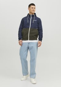Jack & Jones JJERUSH HOOD - Športna jakna/jopica - blau