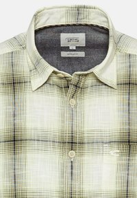 Helle grüne Karoshemd mit normaler Passform. Verfügt über einen Button-Down-Kragen, eine Knopfleiste und eine Tasche mit subtilen Stickdetails.