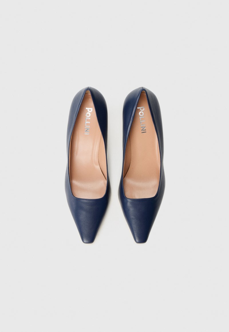 Tacchi alti in pelle blu navy con design a punta e superficie liscia. Presentano un delicato taglio sul tallone e una soletta beige.