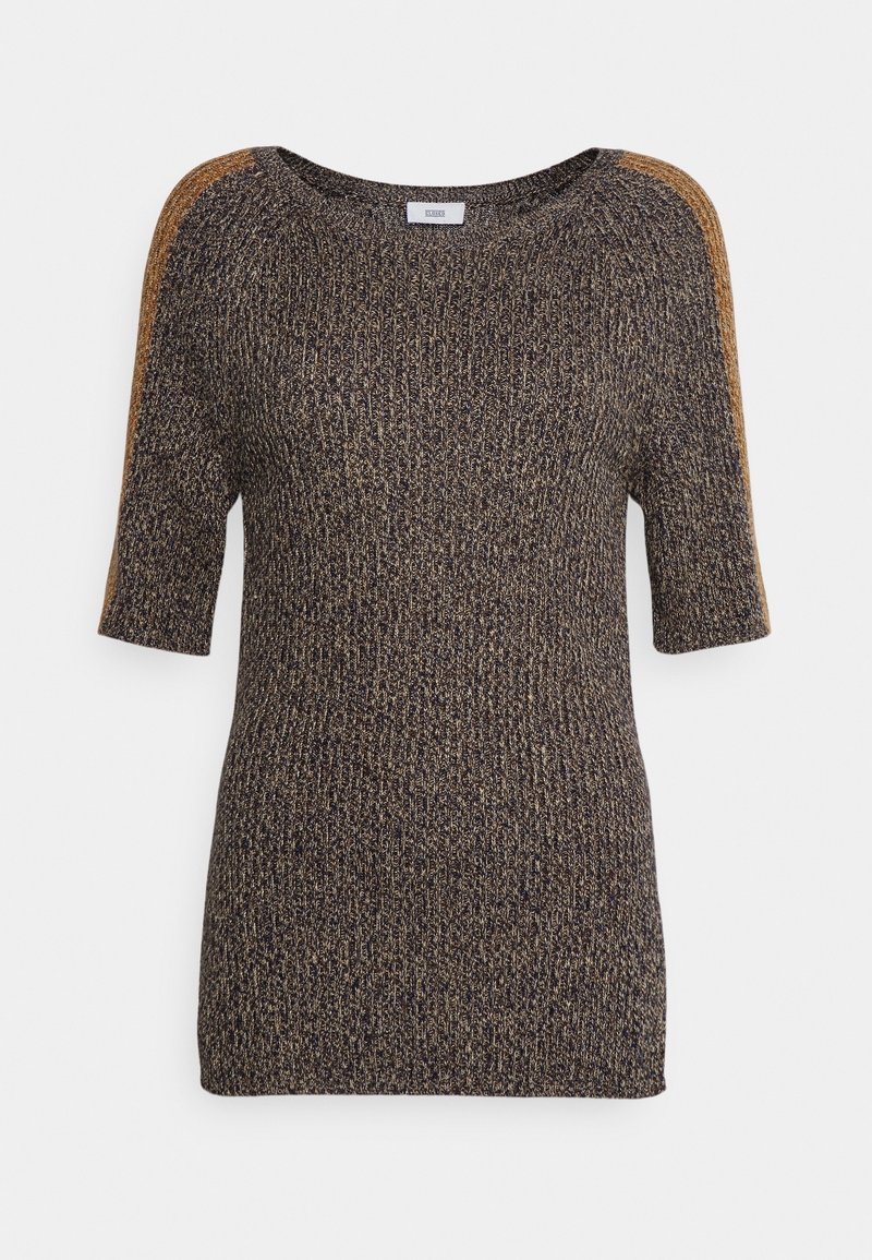Pull en maille brun foncé à manches courtes avec des rayures beige contrastantes sur les épaules et les manches, avec un col rond.