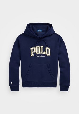 Sudadera azul marino hecha de tejido suave, con un gran logo "POLO" en crema, un bolsillo frontal y capucha con cordón. Logo pequeño en la manga.