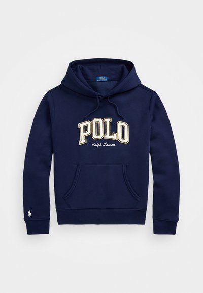 Mørkeblå hettegenser laget av mykt stoff, med en stor "POLO"-logo i krem, med en frontlomme og hette med snor. Liten logo på ermet.