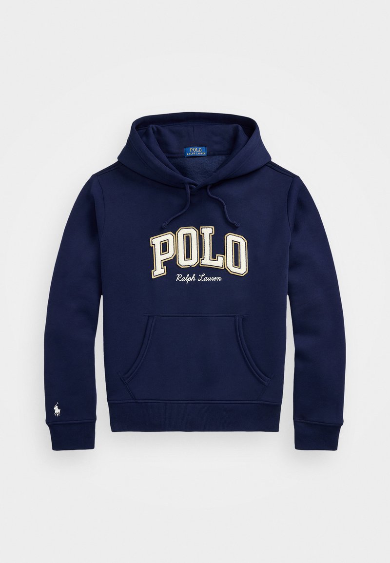 Mørkeblå hættetrøje lavet af blødt stof, med et stort "POLO" logo i creme, forsynet med en frontlomme og snøre i hætten. Lille logo på ærmet.