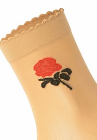 Beżowa skarpetka do kostki z falbaniastym wykończeniem, z haftowaną czerwoną różą i zielonymi liśćmi w okolicy kostki. Gładka faktura.