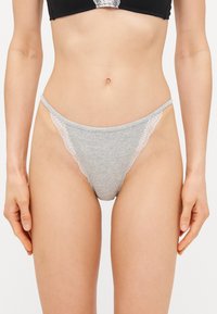 Grijze geribbelde tong met een delicate roze kanten accent aan de zijkanten, met een dunne tailleband en een ontwerp met minimale bedekking.