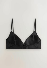 Zwarte driehoek beha van zachte stof. Voorzien van dunne verstelbare bandjes en een haak-en-oogsluiting op de rug. Eenvoudig, minimalistisch ontwerp.