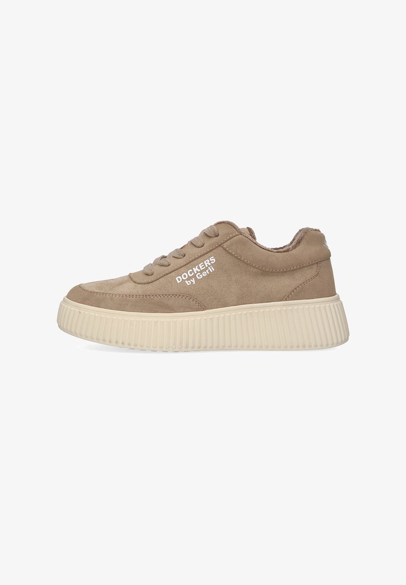 Beige Wildleder-Sneaker mit einer strukturierten weißen Gummisohle, Schnürdesign und der Markenbezeichnung "DOCKERS by Gerli" an der Seite.