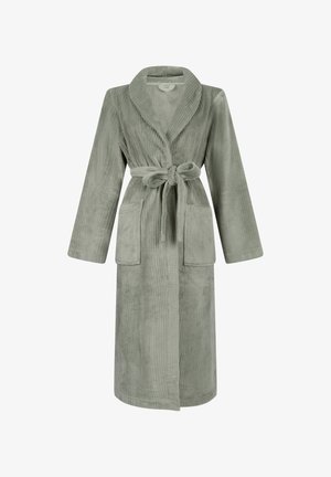 Roupa verde oliva feita de tecido texturizado com colarinho estilo xale, mangas longas, cinto atado e dois bolsos frontais.