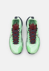 Chaussures de course vert clair avec une tige en maille respirante, des lacets bordeaux et bleu marine, un col rembourré et une semelle en caoutchouc texturée antidérapante.