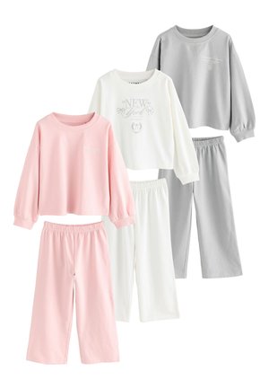 Tre sæt langærmede toppe og matchende bukser i pastel pink, hvid og lysegrå, med elastiske taljebånd og trykt tekst på toppene.