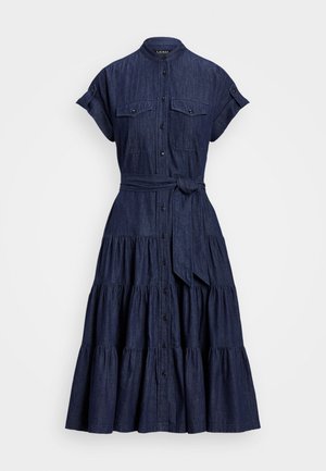 Granatowa dżinsowa sukienka midi z krótkimi rękawami, guzikami z przodu, kieszeniami na piersi, warstwową spódnicą i związanym paskiem w talii.