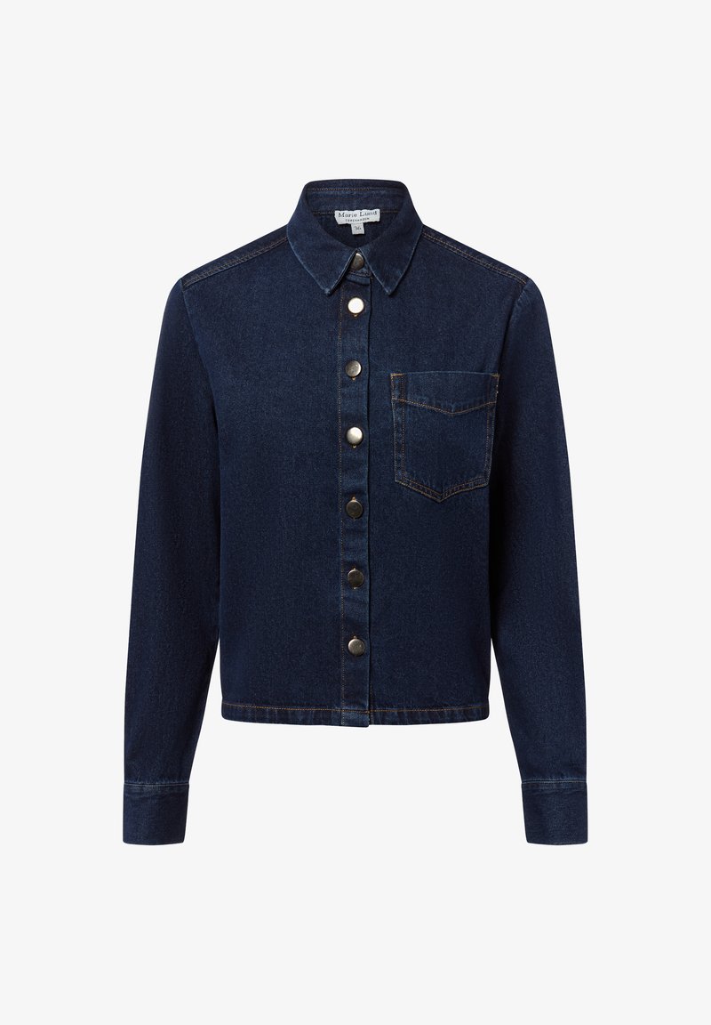 Giubbotto di denim blu scuro con colletto, chiusura frontale con bottoni, maniche lunghe e tasca sul petto. Presenta cuciture a contrasto e bottoni metallici.