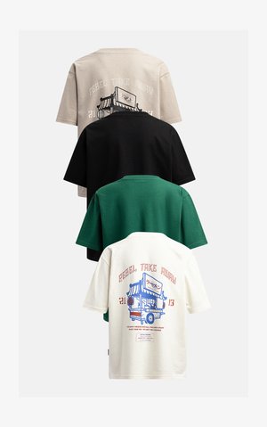 Fire fire T-skjorter stablet: beige, svart, grønn og hvit. Hver har et unikt grafikk på baksiden, med et vintage matvogndesign og tekst.