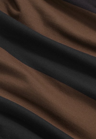 Tissu doux avec des rayures horizontales alternées en brun foncé et noir, présentant une texture pliée et un détail de maille fine.