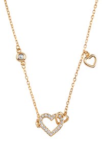 Złoty naszyjnik z ogniwami, z dwoma zawieszkami w kształcie serca, z czego jedna jest ozdobiona przezroczystymi kamieniami, a druga ma mały okrągły akcent kamieni.