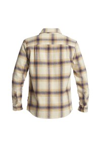 Camisa de franela de manga larga en crema con un patrón de cuadros en amarillo y púrpura, que presenta un cuello abotonado y una textura suave.