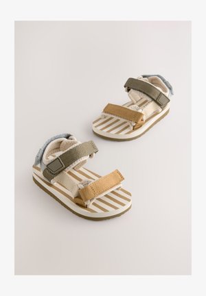 Sandale cu barete, într-un scheme de culori maro deschis și verde, tălpi cu dungi și bretele reglabile din materiale de pânză și cauciuc.