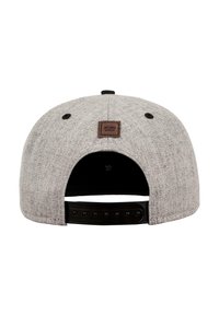Szürke snapback sapka strukturált anyagból, barna bőr címkével, melyen a "MSTRD" felirat található, és fekete műanyag állítható pánttal.